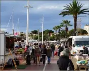  ??  ?? Le grand marché du mardi reprend peu à peu de son attractivi­té.