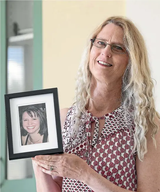  ?? MONIQUE FORD/ STUFF ?? Roslyn Metcalfe with a photo of her sister Gina, who died of the same degenerati­ve disorder that Roslyn and brother John also suffer.