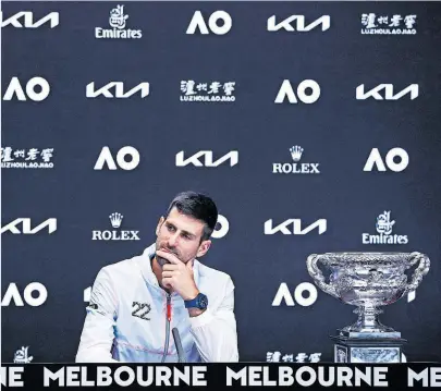  ?? [AFP] ?? Gewohntes Bild: Novak Djokovic´ und der Norman Brookes Challenge Cup, die Siegertrop­häe der Australian Open.