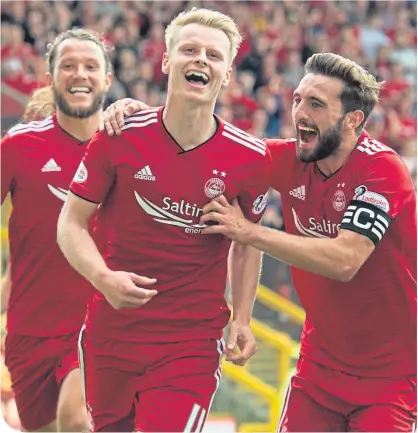  ??  ?? Aberdeen’s Gary Mackay-Steven celebrates his penalty with team-mate Graeme Shinnie