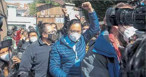  ?? Joédson Alves/efe ?? •
El presidente electo de Bolivia, Luis Arce, saluda con sus simpatizan­tes luego de emitir su voto, el domingo, en La Paz.