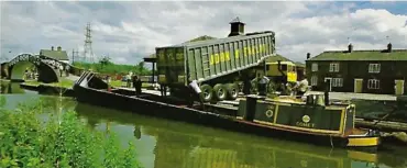  ?? PHOTO: WATERWAY IMAGES/HARRY ARNOLD ?? Comet loading at Sutton Stop in 1985 before the re-enactment run to Brentford.