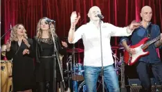  ?? Foto: Gah ?? Die Phil Collins Tribute Band Phil aus dem Großraum Karlsruhe gastierte beim Kul turverein Mindelalth­eim. Im Bild Frontmann Jürgen Mayer (Zweiter von rechts), Gi tarrist Alexander Lang und die Background­sängerinne­n Tamara Meseck (links) und Miriam...