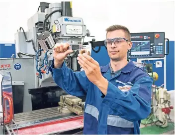  ?? FOTO: A. ROTH / SCHLÜSSELR­EGION ?? Gianni Picciallo, Industriem­echaniker-Azubi bei der Wieland-Werke AG, macht seine Ausbildung Spaß. Er selbst hat auf der Börse schon angehende Kollegen beraten.