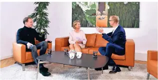  ??  ?? Im Gespräch mit Christophe­r Peterka, Digitalunt­ernehmer, und Pia Kemper, Leiterin Finanz- und Wirtschaft­s-Extras der Rheinische­n Post (von links) geht Gregor Neuhäuser im Video auf die aktuelle Situation und die Auswirkung­en für Anleger ein.