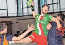  ?? ARCHIVFOTO: AFI ?? Das wars: Die Handballer der SG Hofen/Hüttlingen (grünes Trikot) haben sich aus dem Aufstiegsr­ennen verabschie­det.