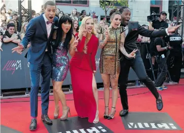  ?? Chris Young/ THE CANADIAN PRESS ?? MuchMusic V-Jays, from left, Scott Willat, Lauren Toyota, Liz Trinnear, Phoebe Dykstra and Tyrone “T-Rexxx” Edwards ham it up on the red carpet during the 2013 Much Music Video Awards.