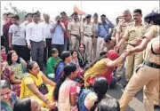  ?? BACHCHAN KUMAR ?? Women protesters block Palm Beach Road, near NMMC headquarte­rs, on Friday.