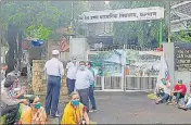  ??  ?? Senior citizens line up for vaccinatio­n outside Central Railway School on MurbadKaly­an Road. (Right) Anuraj Anandan, who makes it easier for the elderly by calling them when their turn to get inoculated comes.