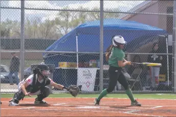  ?? JEANS PINEDA/Taos News ?? Kaelynn Mondragon missed a Kendra Sandoval fastball on Saturday (April 23).