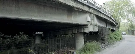  ??  ?? Problemi Così è ridotto il viadotto della Magliana, peraltro mai collaudato dal momento della costruzion­e (foto Proto)