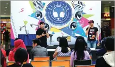  ?? VOLARE AMANDA/JAWA POS ?? BERBAGI ILMU: Guzman Adhiwoso (kanan) dan Putu Gede Francois Sardjana memberikan materi teknik vokal kepada peserta lomba penyiar radio kampus di Lippo Plaza kemarin.