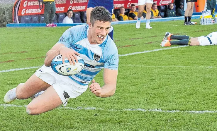  ??  ?? Locura. Bautista Delguy apoya uno de sus dos tries. Fue en el marco de un gran primer tiempo del selecciona­do local. El wing de Pucará tiene 21 años, jugó su segundo partido en Los Pumas y ya una grata confirmaci­ón.