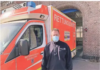  ?? FOTO: STEFAN GOBBIN ?? Johannes Janinhoff, Feuerwehrm­ann aus Düsseldorf, berichtet von seiner Impfung mit dem Mittel des Hersteller­s Astrazenec­a. Trotz des schlechten Rufs habe er nie daran gezweifelt, sich impfen zu lassen, sagt er.