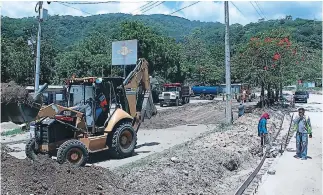  ??  ?? Equipo pesado de la Municipali­dad trabaja en obras de terracería.