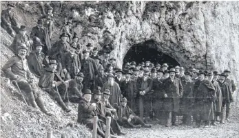  ?? ARCHIV-FOTO: MUSEUMSGES­ELLSCHAFT SCHELKLING­EN ?? Der Oberrheini­sche Geologisch­e Verein besuchte den Hohle Fels 1908.