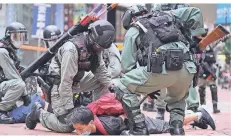  ?? FOTO: DPA ?? Polizisten verhaften in Hongkong einen Demonstran­ten.