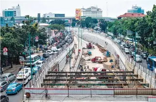  ??  ?? A LONG LINE of traffic queues on both sides of an underpass constructi­on site in Jakarta on March 6.