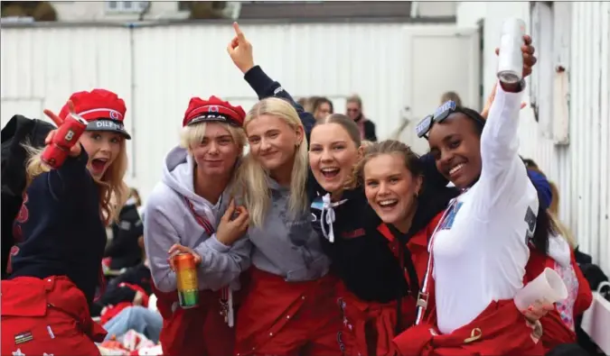  ?? FOTO: MARLENE TOLLAKSEN NILSEN ?? Russen i Farsund er endelig klar for å feire russetiden. Fra venstre: Amalie Kalleberg, Alexander Kalleberg, Henni Buch-seppola, Lene Sigrun Johansen, Maria Chart Jacobsen og Seineba Vere Mikalsen.