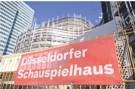  ?? FOTO: MARTIN GERTEN/DPA ?? Das Düsseldorf­er Schauspiel­haus während der Sanierungs­arbeiten.