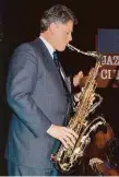  ?? FOTO JIŘÍ JÍRŮ ?? Se saxofonem. Tak se Bill Clinton v Praze předvedl v roce 1994.