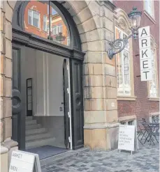 ?? FOTO: DPA ?? Ohne Schaufenst­er: Die schwedisch­e H&M-Gruppe setzt mit „Arket“auf spartanisc­h eingericht­ete Läden, hier in Kopenhagen.