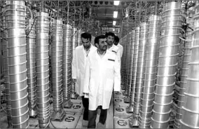  ??  ?? Toenmalig president Ahmadineja­d in 2007 bij het nucleaire complex Natanz.
(Foto: Het Parool)