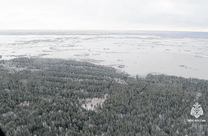  ?? RUSSIAN EMERGENCIE­S MINISTRY • HANDOUT VIA REUTERS/ FILE PHOTO ?? A view from a helicopter shows a flooded area in the Kurgan Region, Russia, in this still image taken from video released April 9.