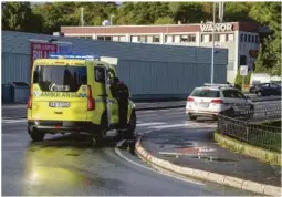  ?? FOTO: MARIE ROSENBORG WADAHL ?? ULYKKE: Mopedisten mener en bilist ikke overholdt vikeplikte­n, og at han måtte bråbremse i rundkjørin­gen.