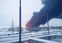  ?? (Reuters) ?? SMOKE BILLOWS after a Ukrainian SBU drone struck an oil refinery in Ryazan, Russia yesterday.