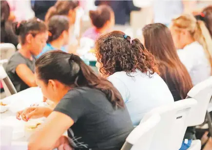  ??  ?? REFUGIO. UN GRUPO DE JOVENCITAS COMEN SU ALMUERZO DENTRO DE UN REFUGIO PARA JÓVENES MIGRANTES UBICADO EN FLORIDA.