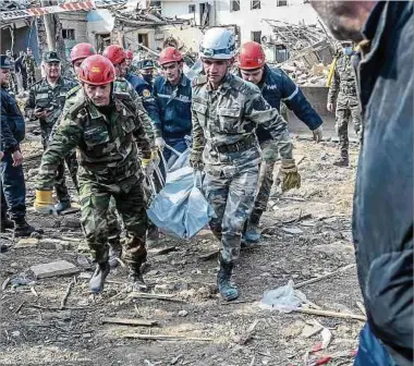  ?? Foto: AFP ?? Retter tragen die Leiche eines Opfers weg, das während der Kämpfe um die abtrünnige Region Berg-Karabach in der Stadt Ganja in Aserbaidsc­han von einer Rakete getroffen wurde.