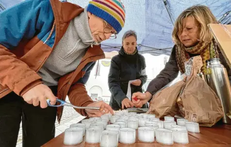  ?? Foto: Andreas Becker ?? Vor dem Memminger Landgerich­t brachten Tierschütz­er ihren Ärger über den Tierskanda­l und ihre Trauer um die misshandel­ten und verendeten Kühe mit dem Anzünden von Kerzen zum Ausdruck.