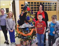  ?? NEWS PHOTO TIM KALINOWSKI ?? From left, Webster Niblock students Kayla Franz, Jenna Poissant, Ryler Kalring and Ryker Ward pose with their vice-principal Rachelle Ulmer by the school's Giving Tree.