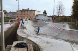  ?? FOTO: JARLE R. MARTINSEN ?? Her ved Betongpark­en har det vaert flere episoder med ungdomsgje­nger som selger og bruker narkotika. I bakgrunnen Furulunden barneskole som har bedt foreldrene vaere sammen med barna i området på fritiden.