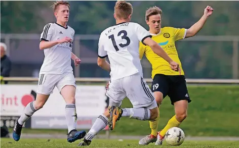  ?? FOTO: LINDEKAMP ?? Jonas Wilde (re.) ist morgen gegen Blau-Weiß Oberhausen wieder im Kader des RSV Praest.