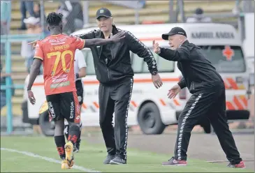  ?? Archivo ?? Carlos Ischia, director técnico del Deportivo Cuenca quiere despedir esta temporada con un triunfo ante el Emelec y la clasificac­ión a Copa Sudamerica­na.