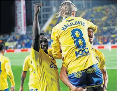  ??  ?? ESTALLIDO. Halilovic hizo estallar de alegría al Estadio de Gran Canaria con su agónico gol.