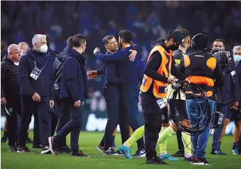  ?? ?? Conceição e Amorim abraçados no final do clássico do Dragão