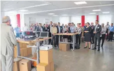  ?? FOTO: TOBIAS GÖTZ ?? Professor Michael Gaßner (links) eröffnet als Geschäftsf­ührer das Innovation Lab im Businesspa­rk Ehingen Donau.