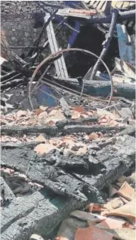  ?? ?? Un ‘casillo’ o antiguo corral quemado en Silos Casa familiar de Conchi en la calle de la Plazuela en Santibáñez Estado de las casas en el barrio de abajo de Santibáñez