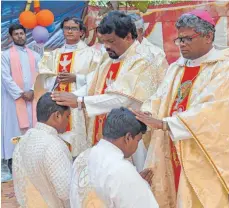  ?? FOTO: PRIVAT ?? Bischof Aplinar Senapati (vorne links) weiht neue Priester in Indien. Er hofft auf Geld aus Deutschlan­d.