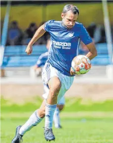  ?? FOTO: VOLKER STROHMAIER ?? Kirchbergs Spielertra­iner Daniel Kohler freut sich aufs Derby gegen den SV Dettingen und erwartet „eine enge Kiste“.