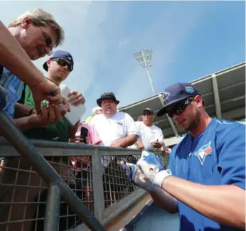  ?? KIM KLEMENT/USA TODAY SPORTS ?? The Jays’ Justin Smoak mingles with some fans prior to Sunday’s spring training game against Tampa.