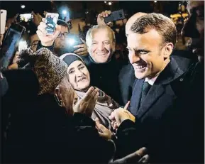  ?? LUDOVIC MARIN / AP ?? El presidente Macron, el lunes, con residentes de Clichy-sous-Bois