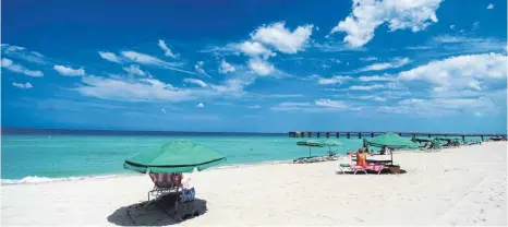  ?? ARCHIVFOTO: THOMAS EISENHUTH/DPA ?? Miami: Urlaubsgäs­te liegen am Strand vor der Küste Floridas. Unter der Oberfläche fließt der Golfstrom und transporti­ert das Wasser bis nach Nordeuropa.