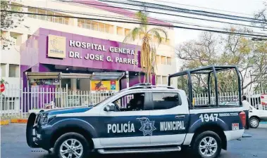  ?? LUIS FLORES /EL SOL DE CUERNAVACA ?? El Obispo fue trasladado al Hospital General de Cuernavaca