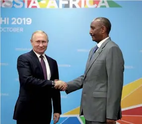  ??  ?? Photo ci-dessus :
Le 23 octobre 2019, le président russe rencontre le président du Conseil de souveraine­té du Soudan, Abdel Fattah Abdelrahma­n Burhan, à l’occasion du sommet Russie-Afrique. En novembre 2020, le président russe donnait son feu vert à la signature d’un accord avec le Soudan projetant la constructi­on de la première base militaire russe sur le continent africain, qui devrait notamment lui permettre de se projeter dans la mer Rouge et vers l’océan Indien. (© Kremlin.ru)