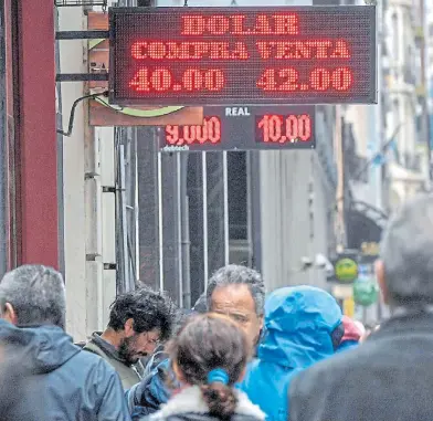  ?? AFP ?? Salto. El jueves, en el peor momento de la semana, el dólar llegó a tocar los $42.