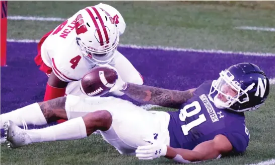  ?? NAM Y. HUH/ AP ?? Northweste­rn wide receiver Ramaud Chiaokhiao- Bowman had a 25- yard touchdown reception against Wisconsin in the second quarter Saturday.